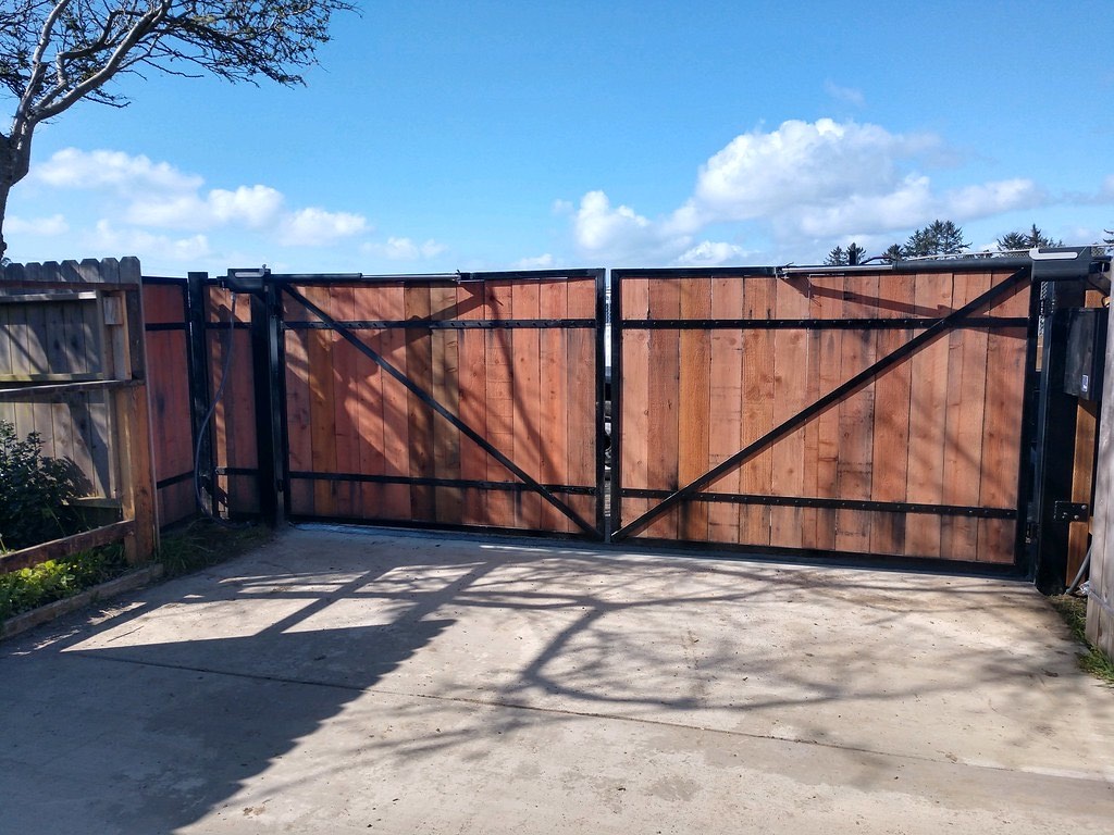 Custom mixed-material fence build