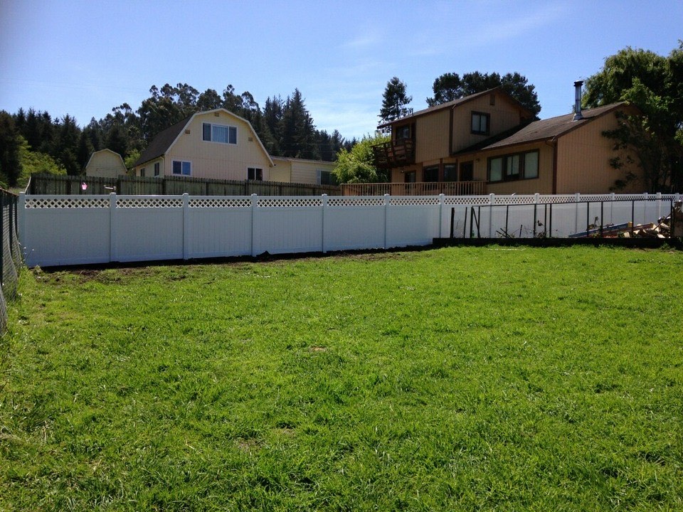 Vinyl privacy fence in a newer Humboldt County subdivision