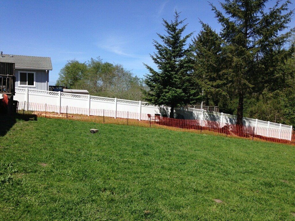Vinyl fence and gate on a Redding HOA property